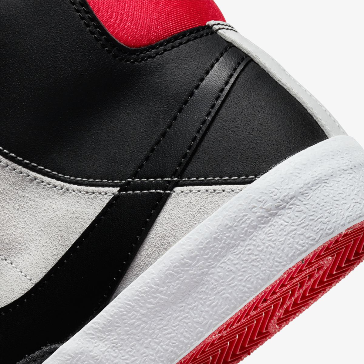 КРОСІВКИ NIKE BLAZER MID 77 SE D (GS) (DH8640-100)