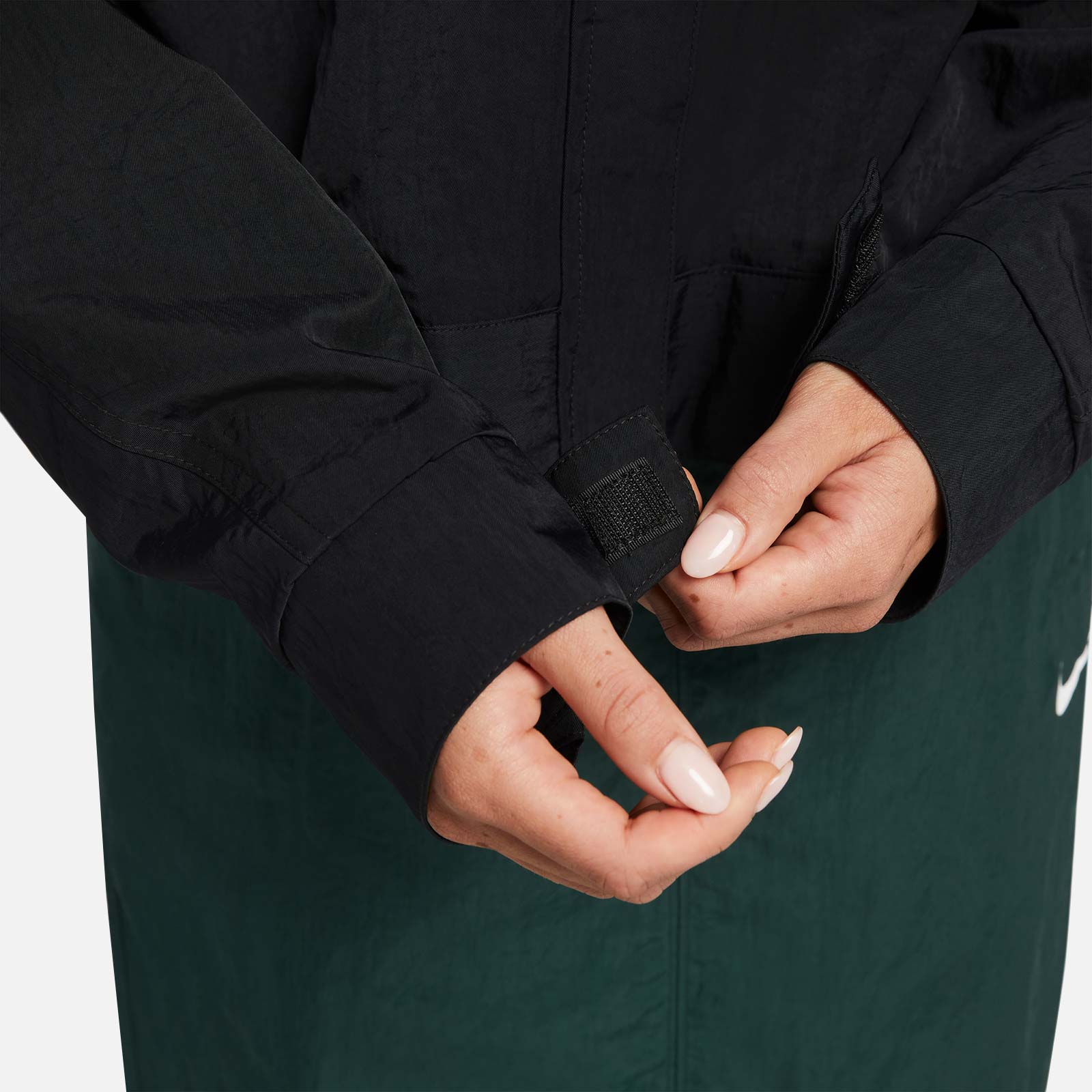 WINDCOAT NIKE W NSW ESSNTL WVN JKT FIELD (DM6243-010)