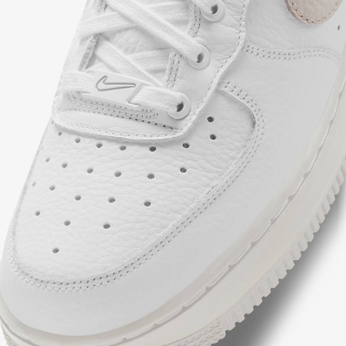 КРОСІВКИ WMNS NIKE AIR FORCE 1 07 (DC1162-100)