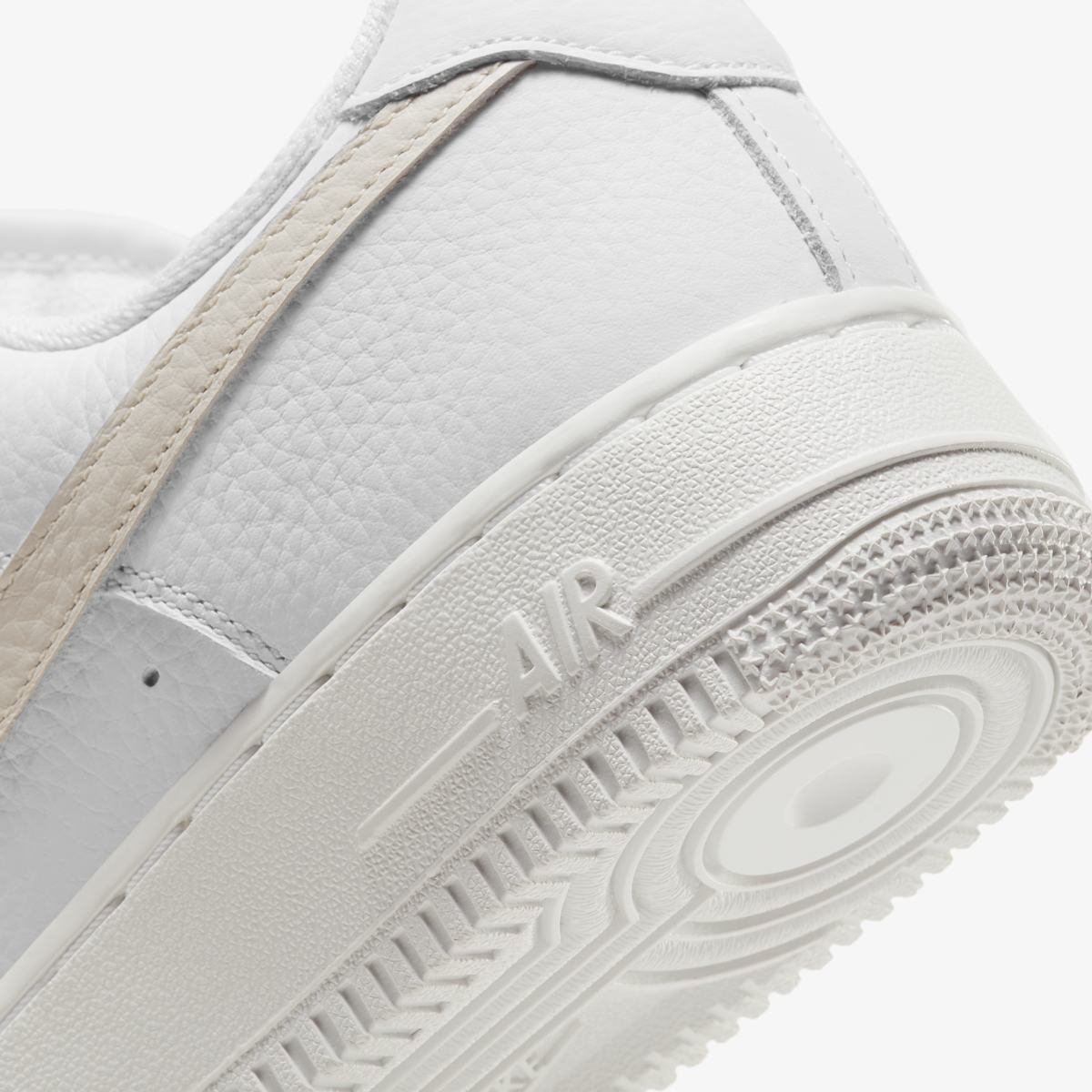 КРОСІВКИ WMNS NIKE AIR FORCE 1 07 (DC1162-100)