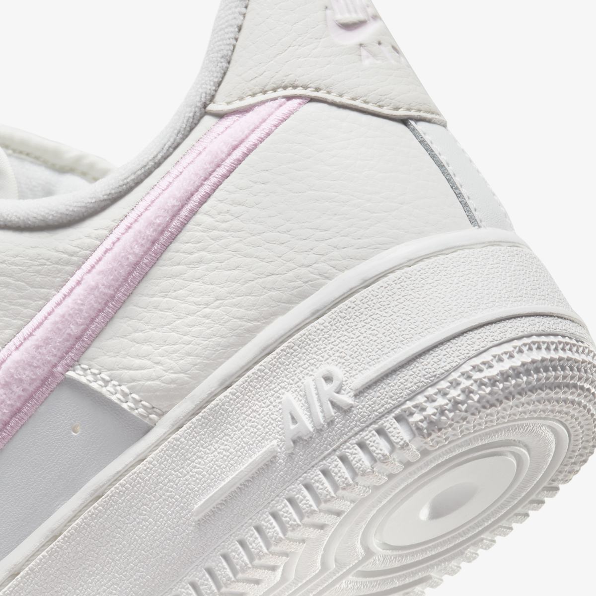 SNEAKERS NIKE WMNS AIR FORCE 1 07 (DQ0826-100)