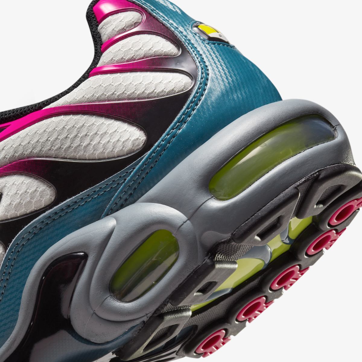 NIKE AIR MAX PLUS SNEAKERS (DH4776-002)