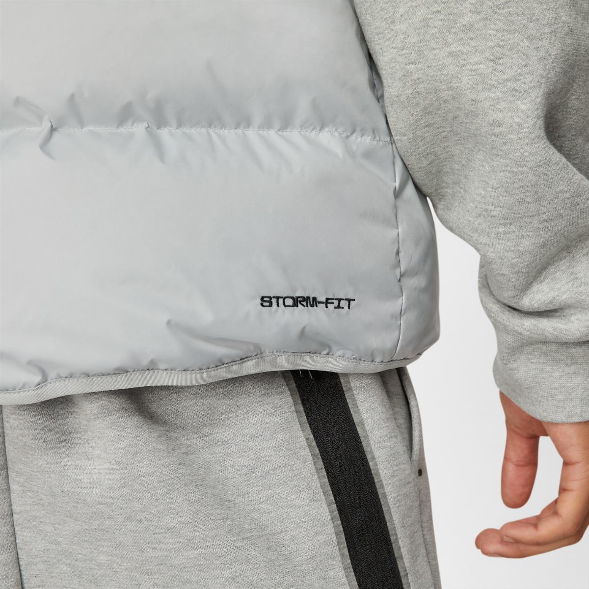 ЖИЛЕТКА NIKE M NSW SF WINDRUNNER VEST (DD6817-100)