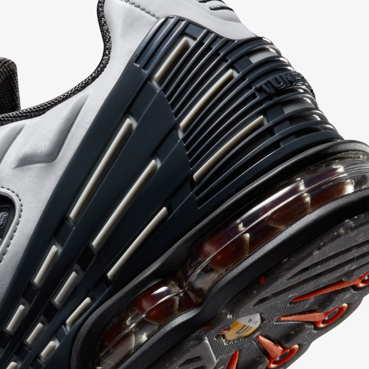 NIKE AIR MAX PLUS III SNEAKERS (DM2560-001)