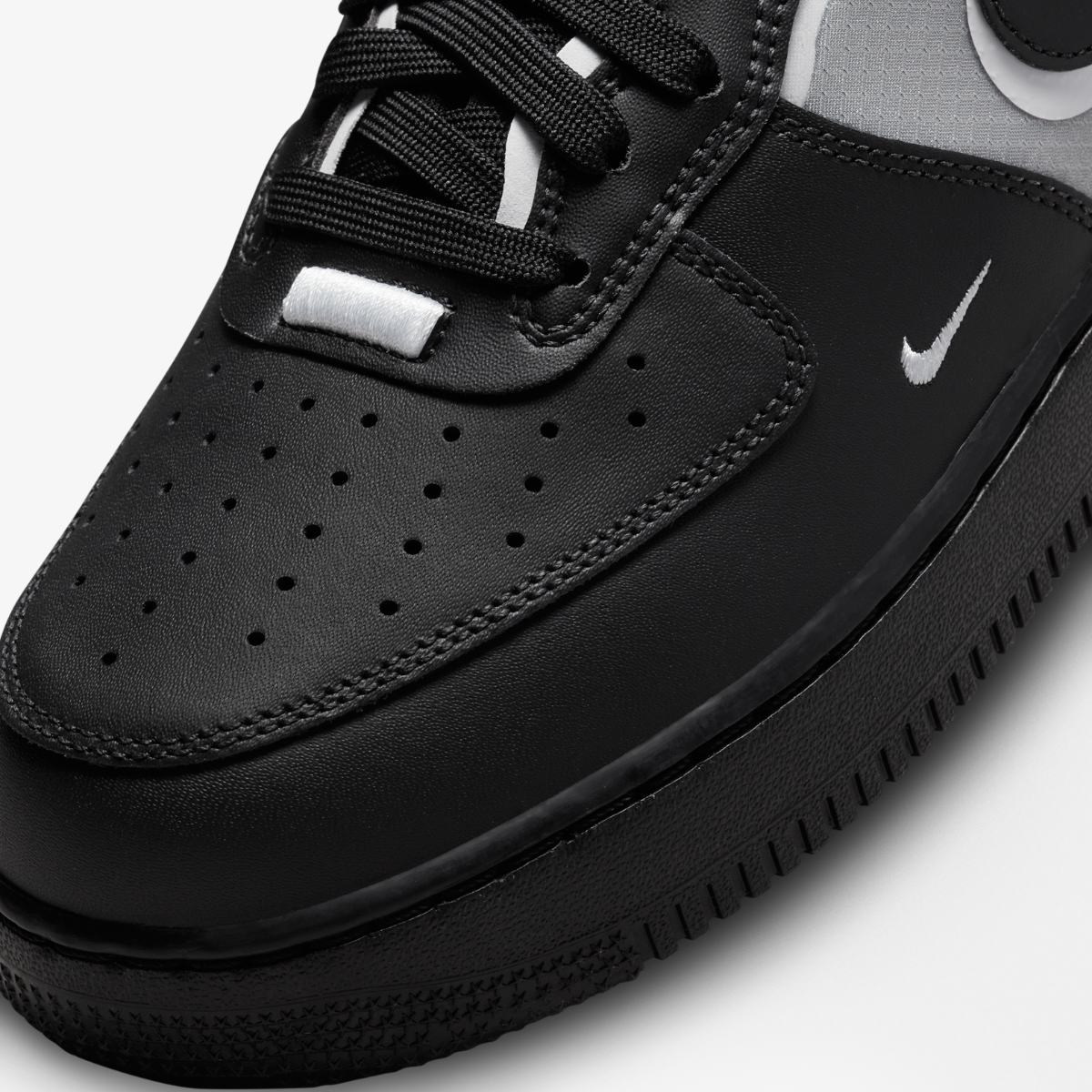 КРОСІВКИ NIKE AIR FORCE 1 REACT (DM0573-002)