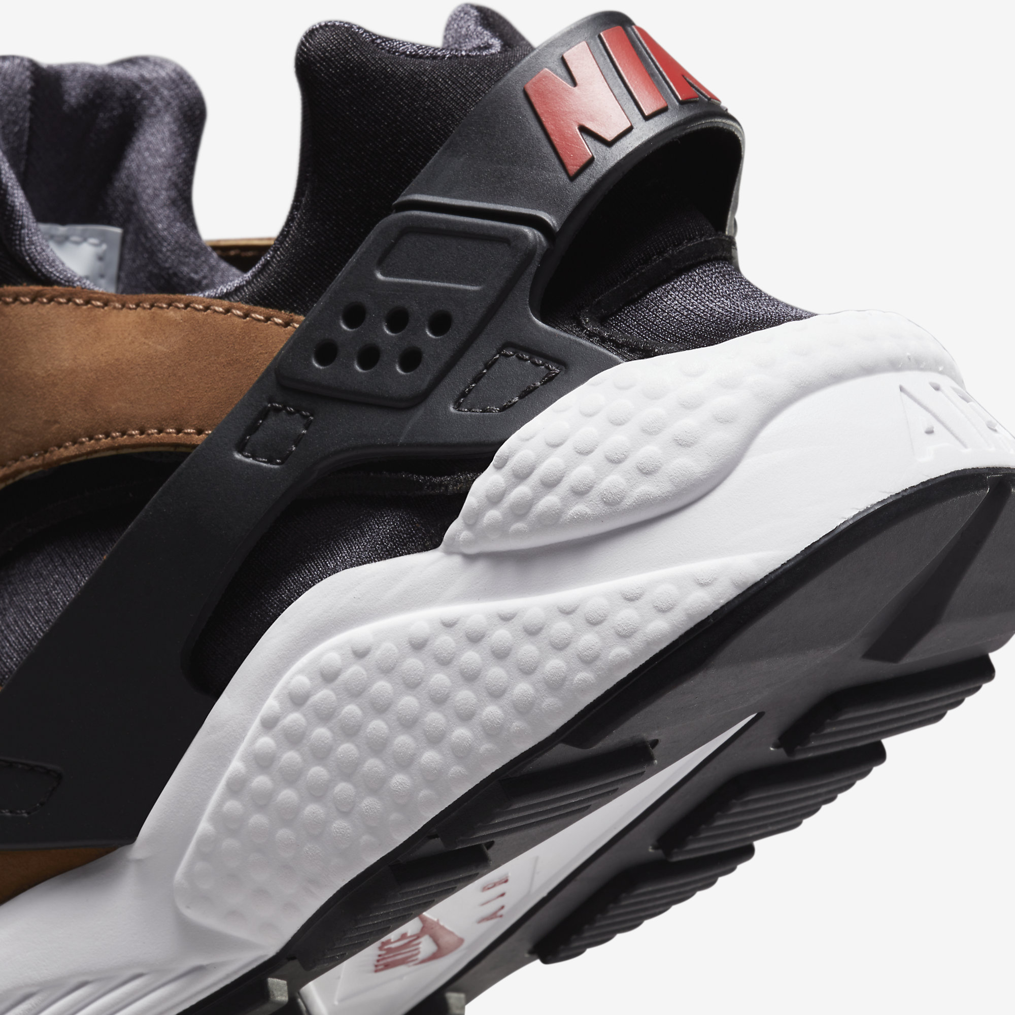 NIKE AIR HUARACHE LE SNEAKERS (DH8143-001)