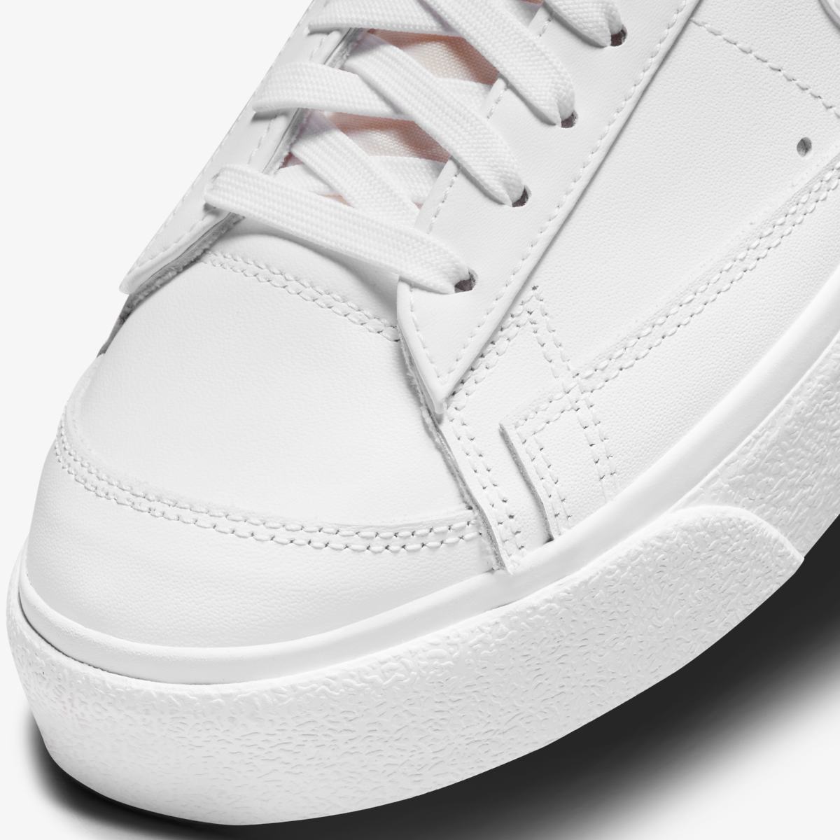 SNEAKERS W NIKE BLAZER LOW PLATFORM (DJ0292-100)