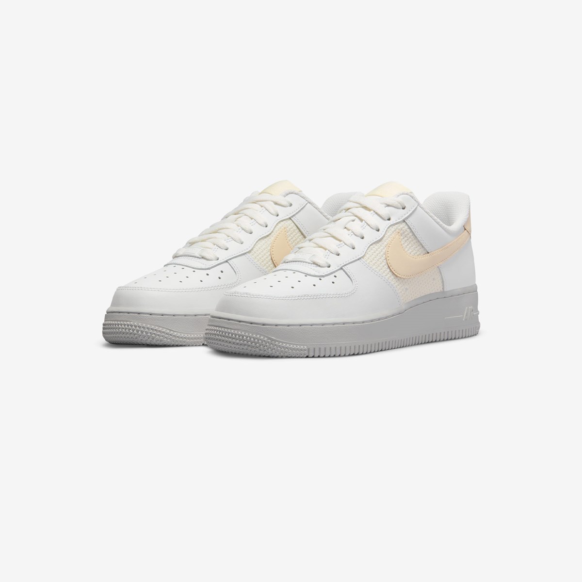 SNEAKERS WMNS NIKE AIR FORCE 1 07 ESS (DJ9945-100)