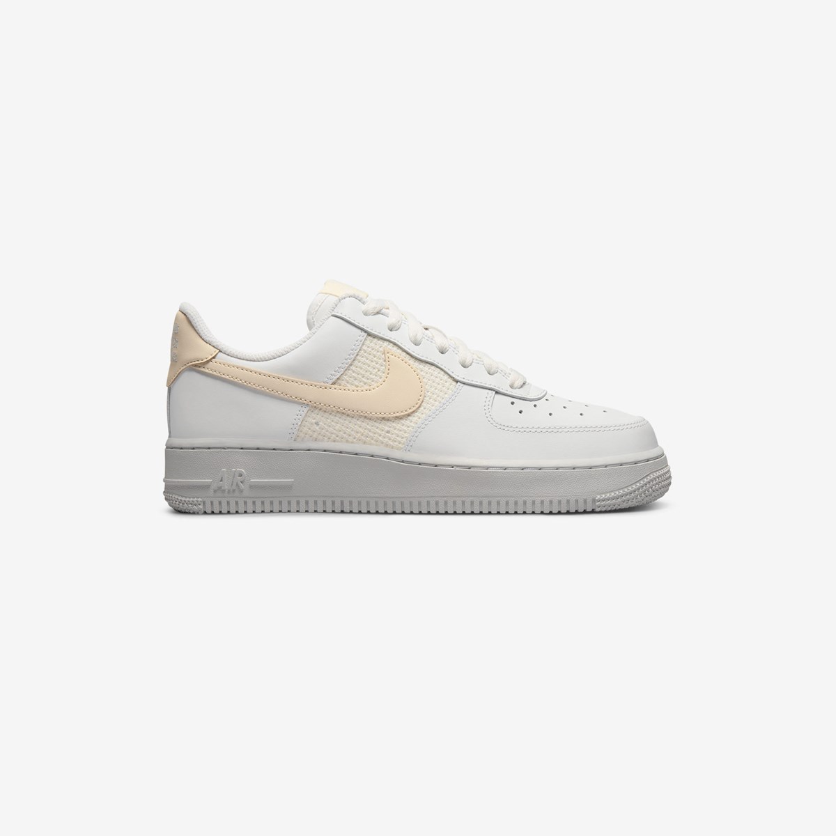 SNEAKERS WMNS NIKE AIR FORCE 1 07 ESS (DJ9945-100)