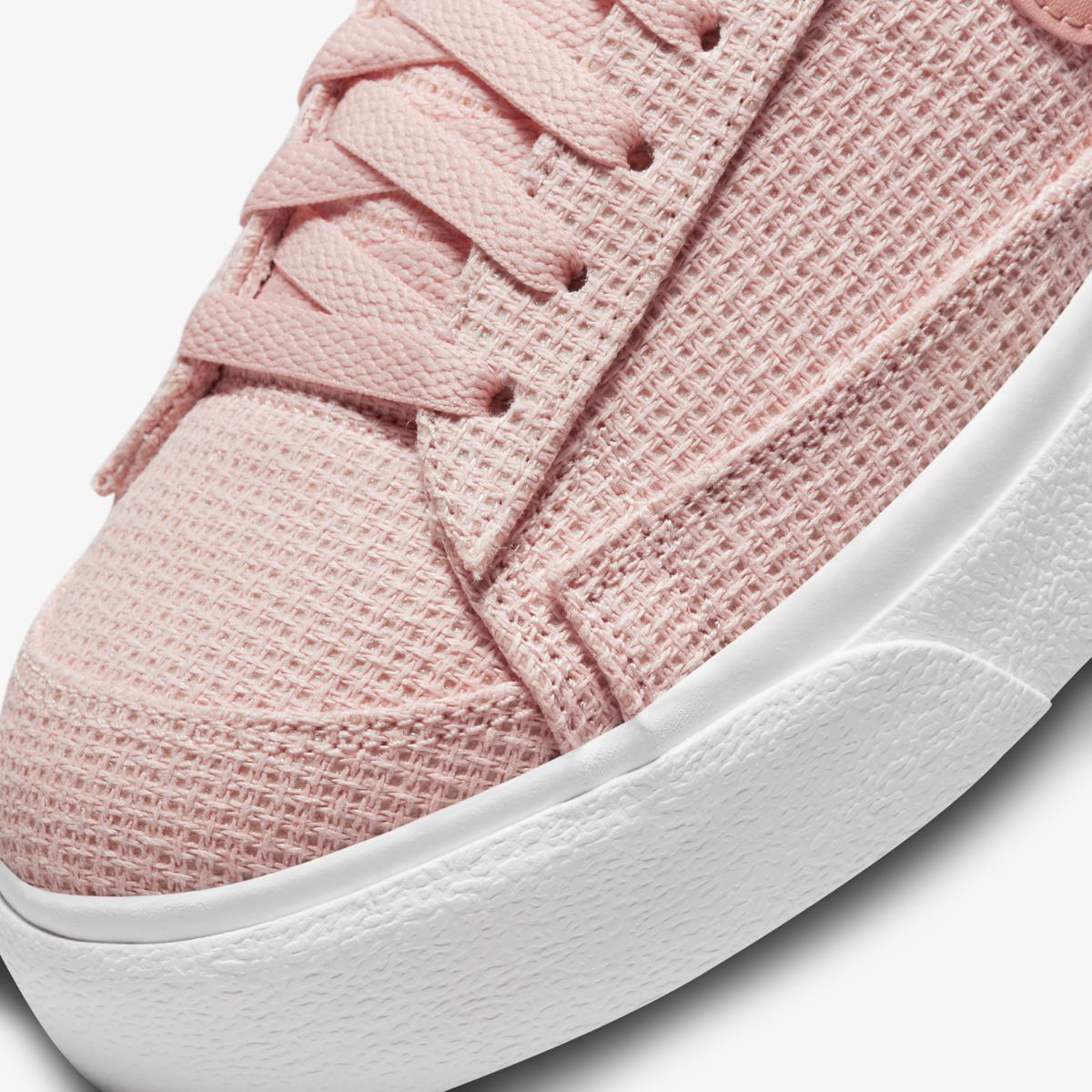 КЕДИ WMNS NIKE BLAZER LOW PLATFORM ESS (DN0744-600)