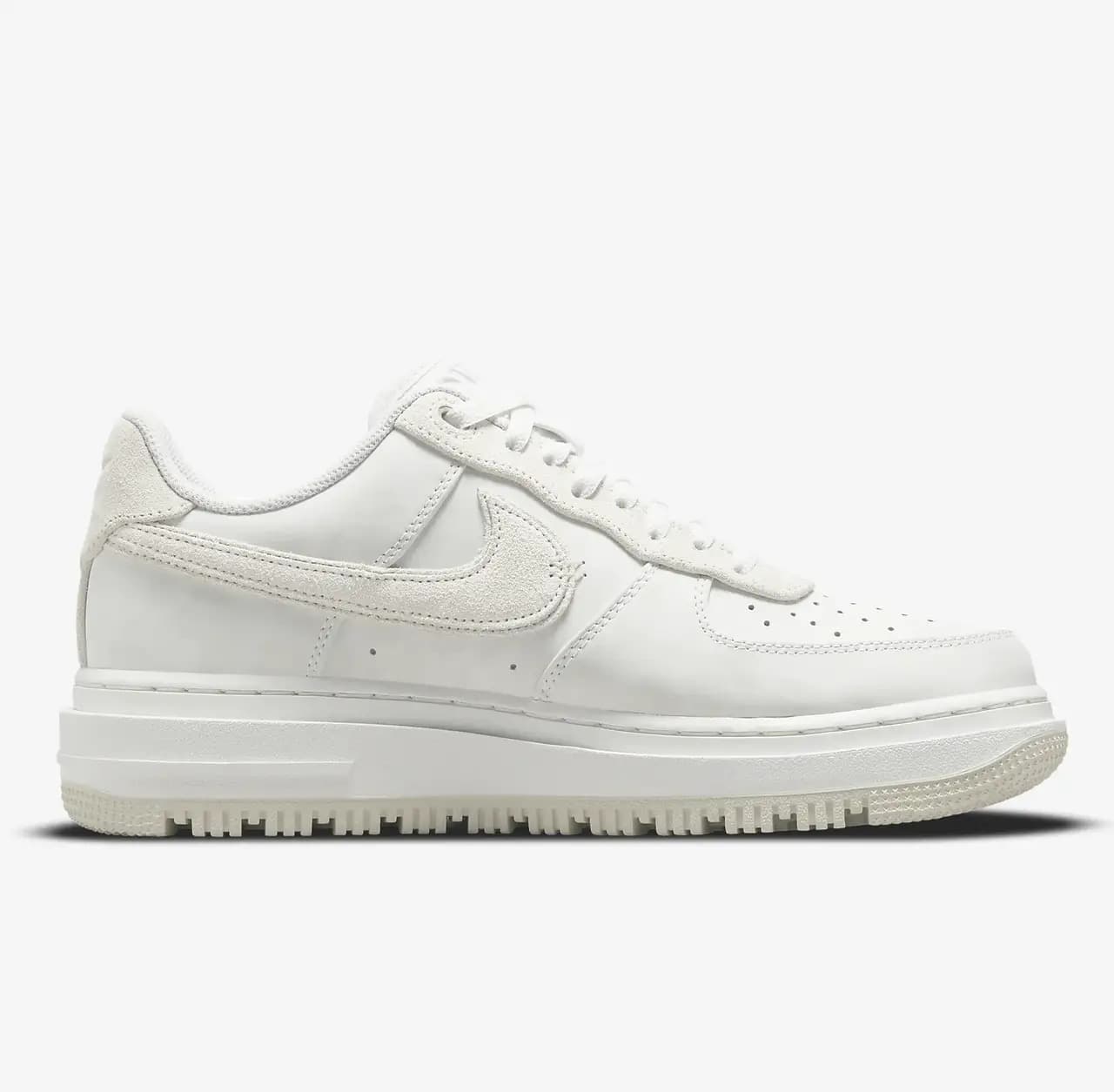 NIKE AIR FORCE 1 LUXE SNEAKERS (DD9605-100)