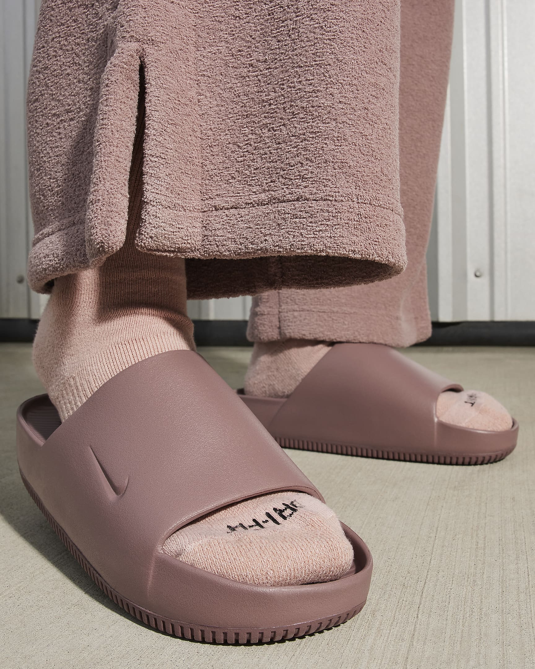 ШЛЁПАНЦЫ WMNS NIKE CALM SLIDE (DX4816-201)