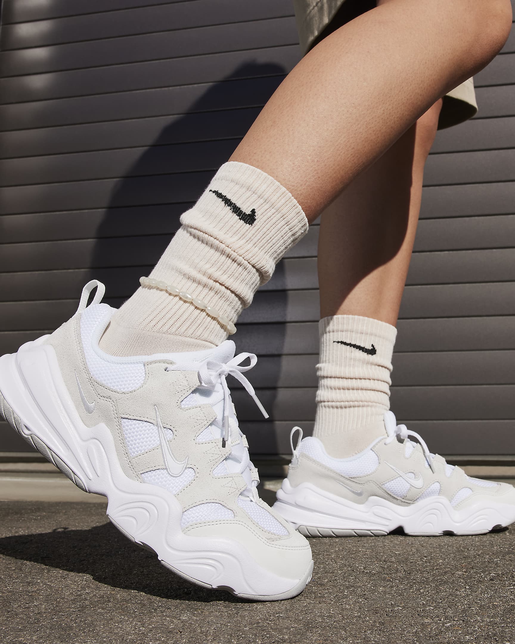 ЖІНОЧІ КРОСІВКИ NIKE TECH HERA (DR9761-100)