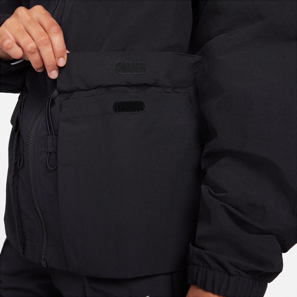 WINDSHEATTER WMNS NIKE NSW TREND WVN JKT (FN3669-010)