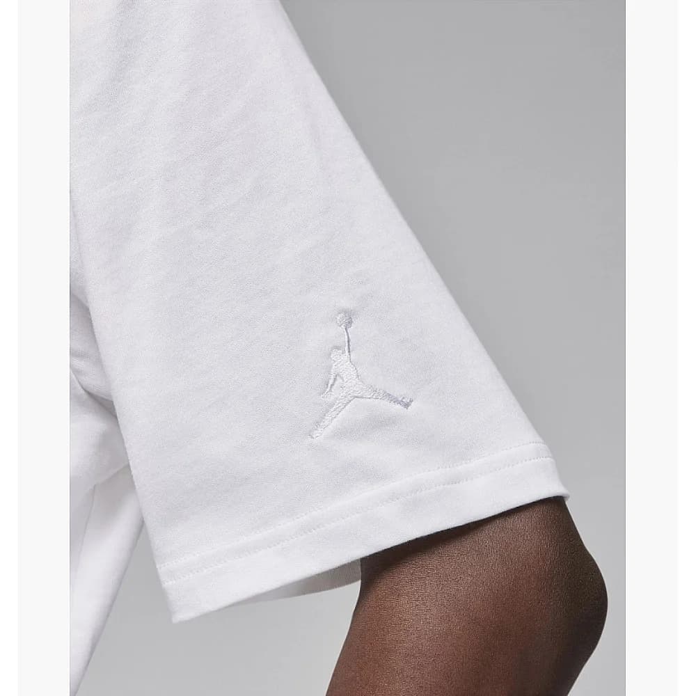 МУЖСКАЯ ФУТБОЛКА JORDAN BRAND SNKR PTCH SS CREW (FN5982-100)