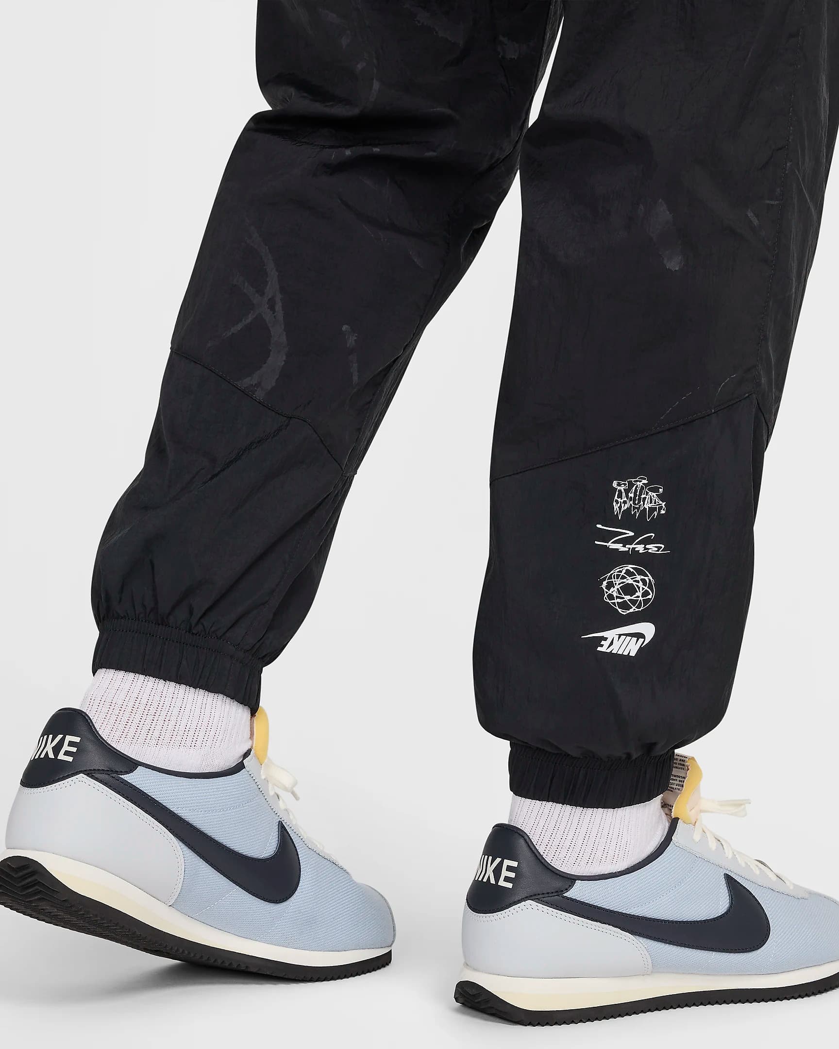 МУЖСКИЕ ШТАНЫ NIKE NSW BREAKING LND WR PANT (HF7822-010)