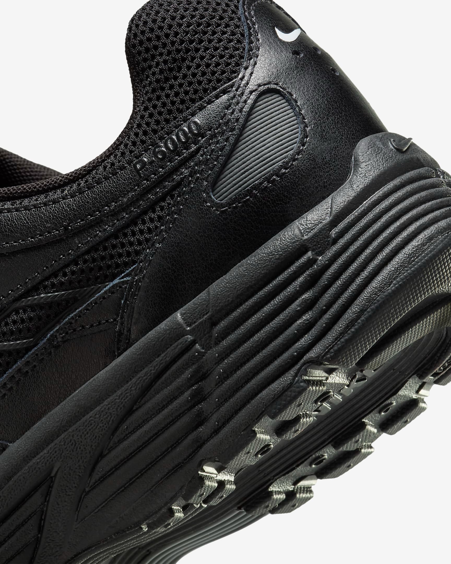 МУЖСКИЕ КРОССОВКИ NIKE P-6000 (HF1052-010)