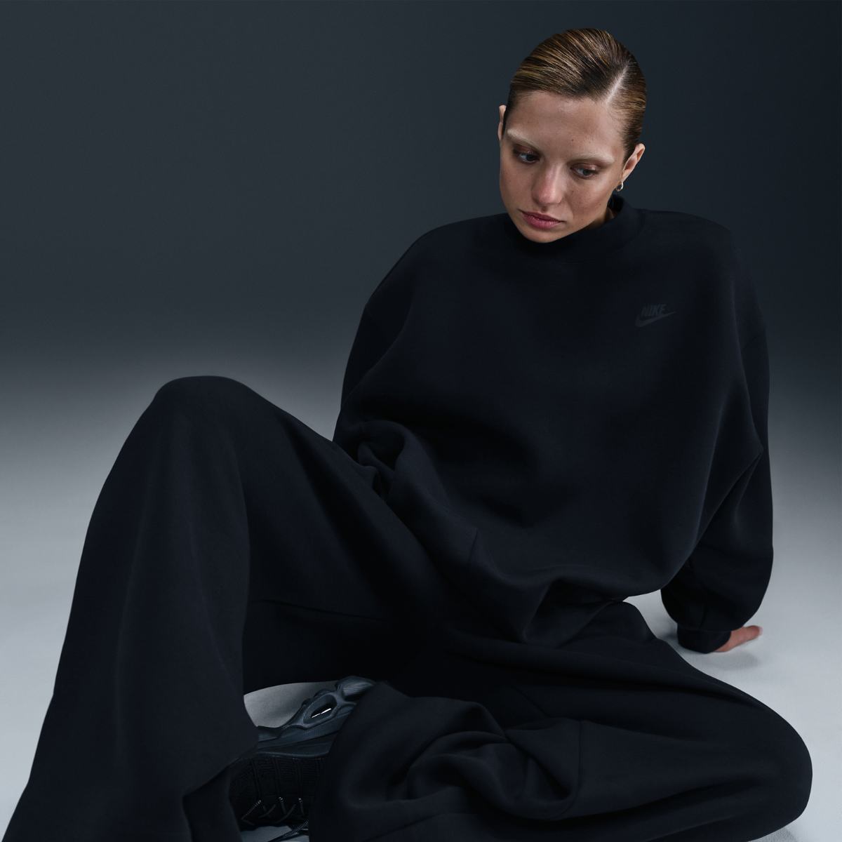 WOMEN'S NIKE NSW TCH FLC OS CREW SWEATSHIRT (FV8041-010)