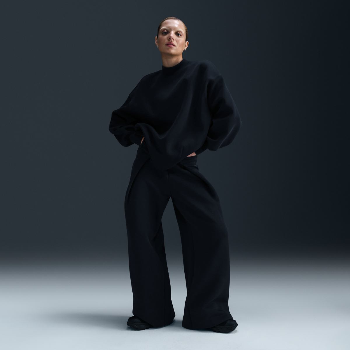 WOMEN'S NIKE NSW TCH FLC OS CREW SWEATSHIRT (FV8041-010)