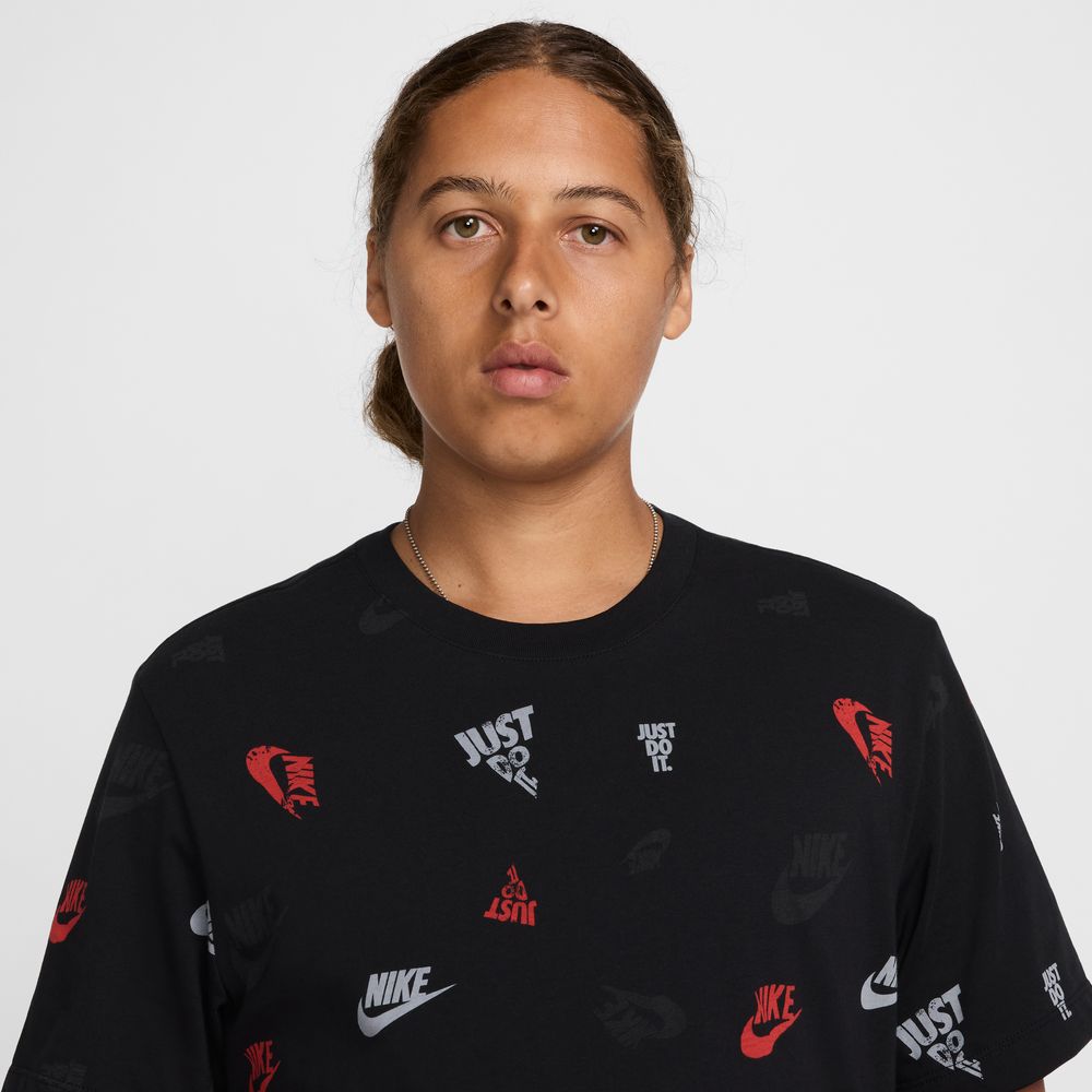 MEN'S NIKE NSW TEE 12MO AOP SP25 (HJ0561-010)