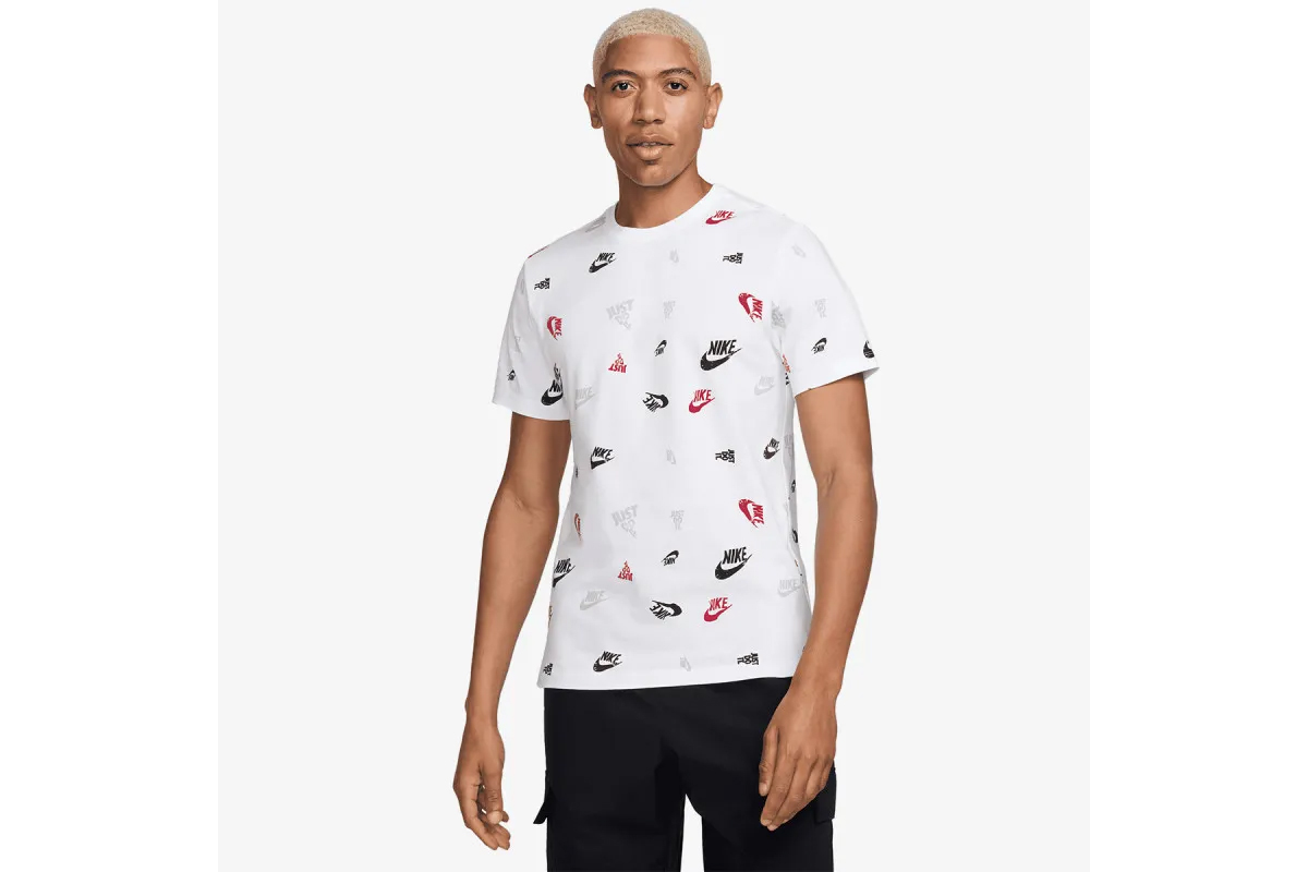 ЧОЛОВІЧА ФУТБОЛКА NIKE NSW TEE 12MO AOP SP25 (HJ0561-100)