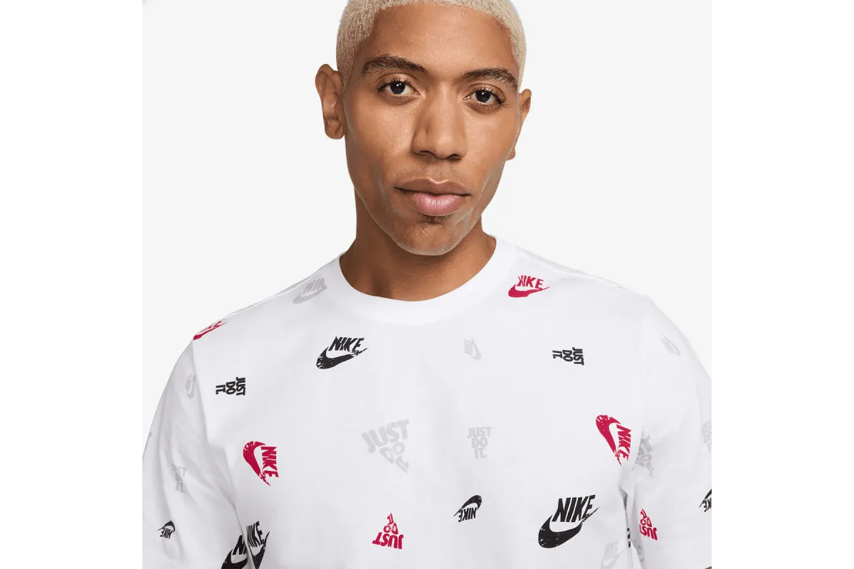 MEN'S NIKE NSW TEE 12MO AOP SP25 (HJ0561-100)