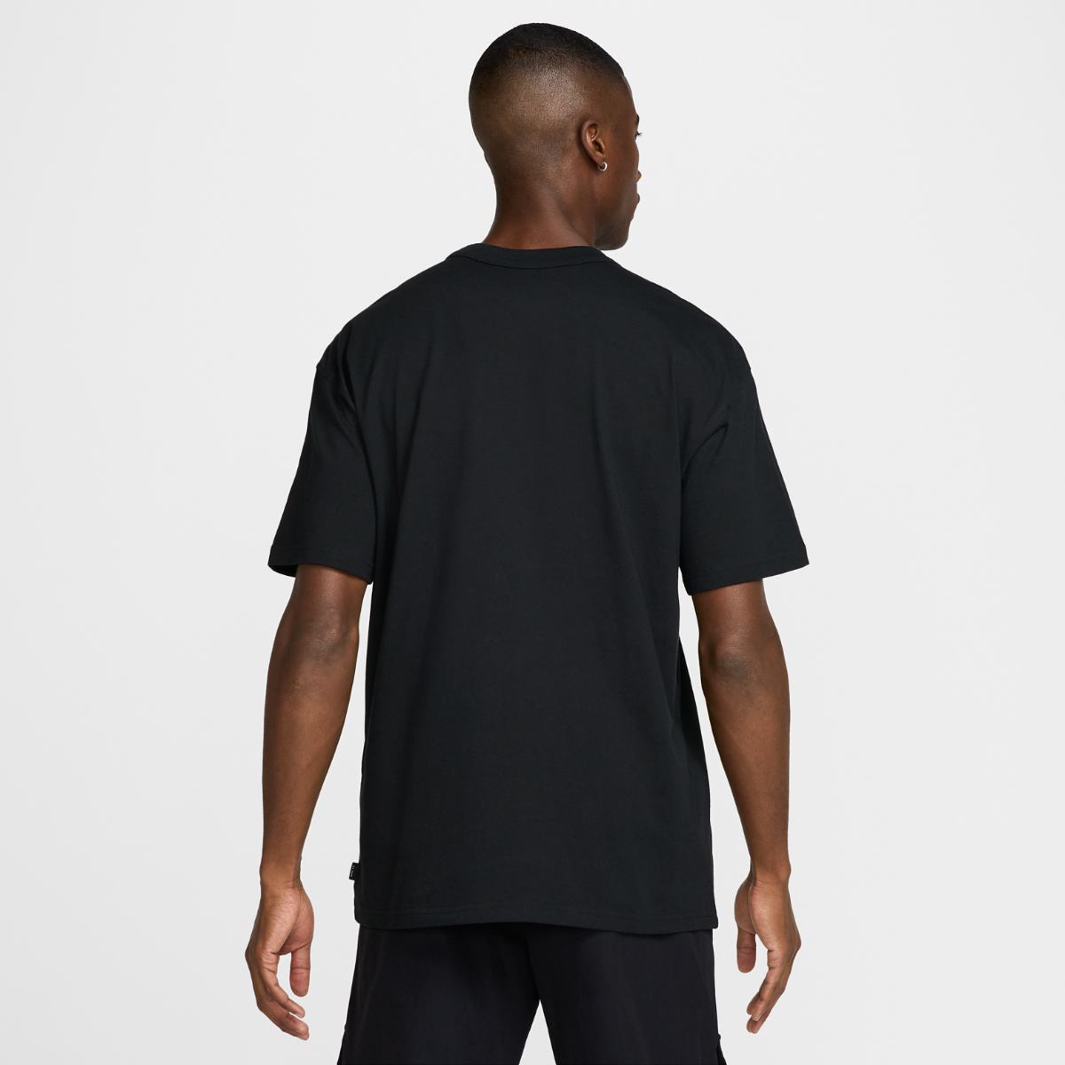 ЧОЛОВІЧА ФУТБОЛКА NIKE NSW TEE M90 SNKR PATCH PKT (HJ0574-010)