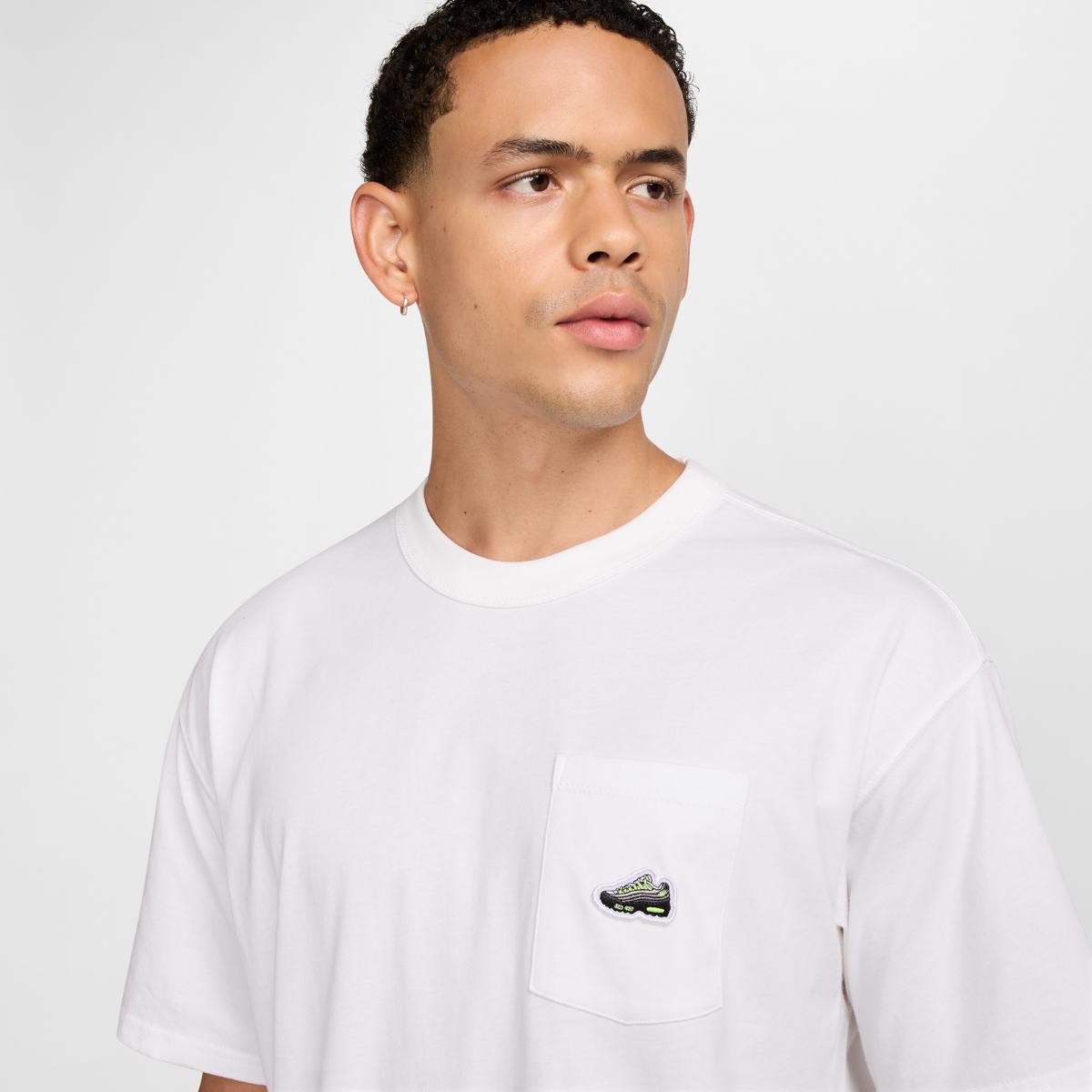 MEN'S NIKE NSW TEE M90 SNKR PATCH PKT (HJ0574-100)