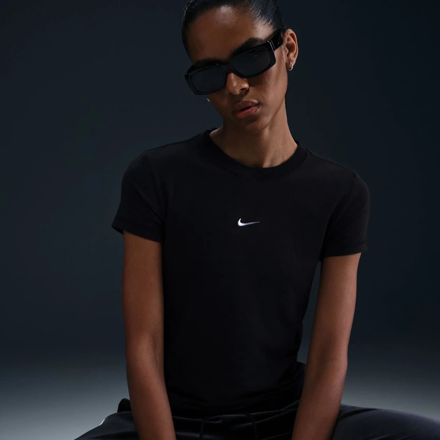 WOMEN'S T-SHIRT NIKE NSW CHLL KNT MD CRP GLS (HV6525-010)