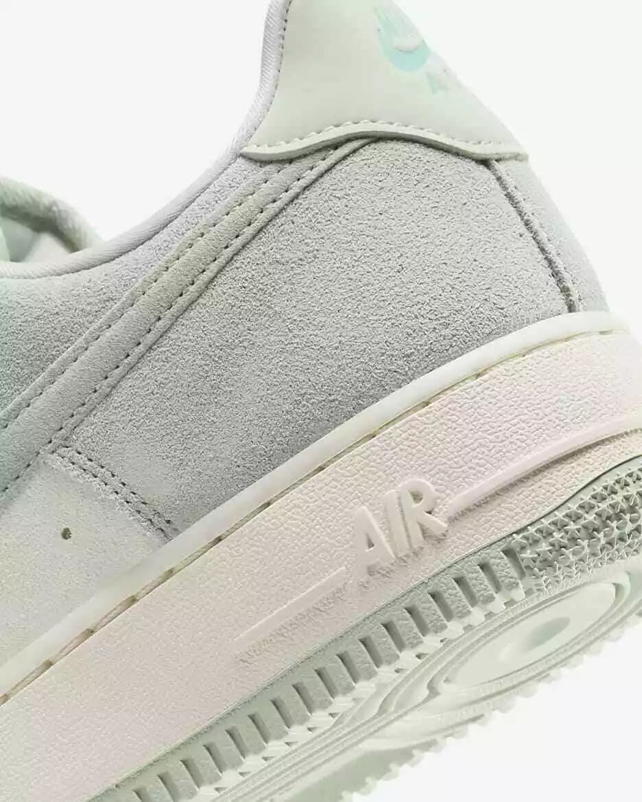 WOMEN'S SNEAKERS NIKE AIR FORCE 1 07 SE (HQ1497-099)