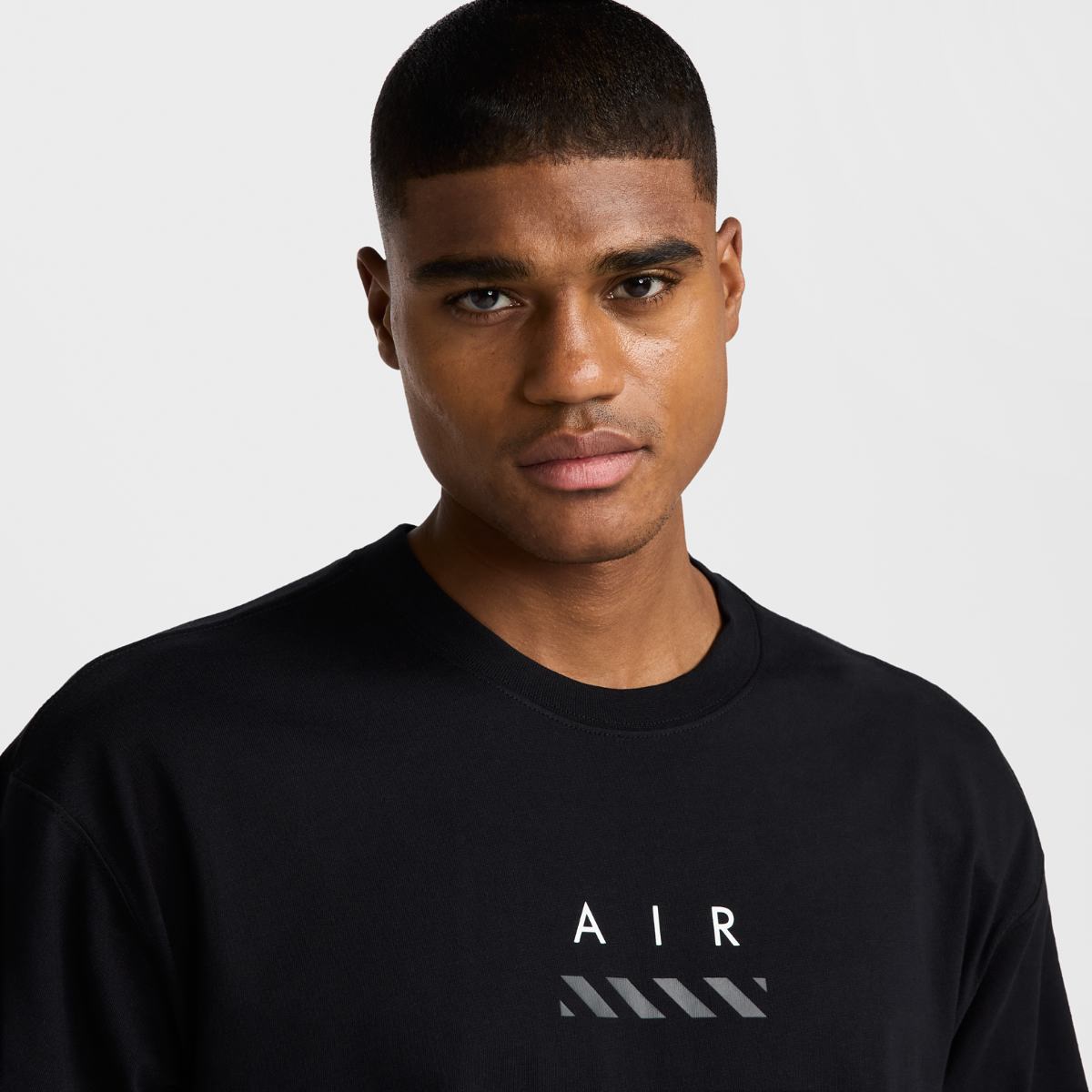МУЖСКАЯ ФУТБОЛКА NIKE NSW TEE M90 NK AIR SP25 2 (HJ0580-010)