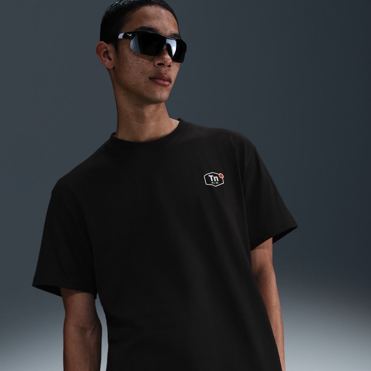 МУЖСКАЯ ФУТБОЛКА NIKE U NSW TEE M90 OC FESTIVAL HBR (HJ0750-010)