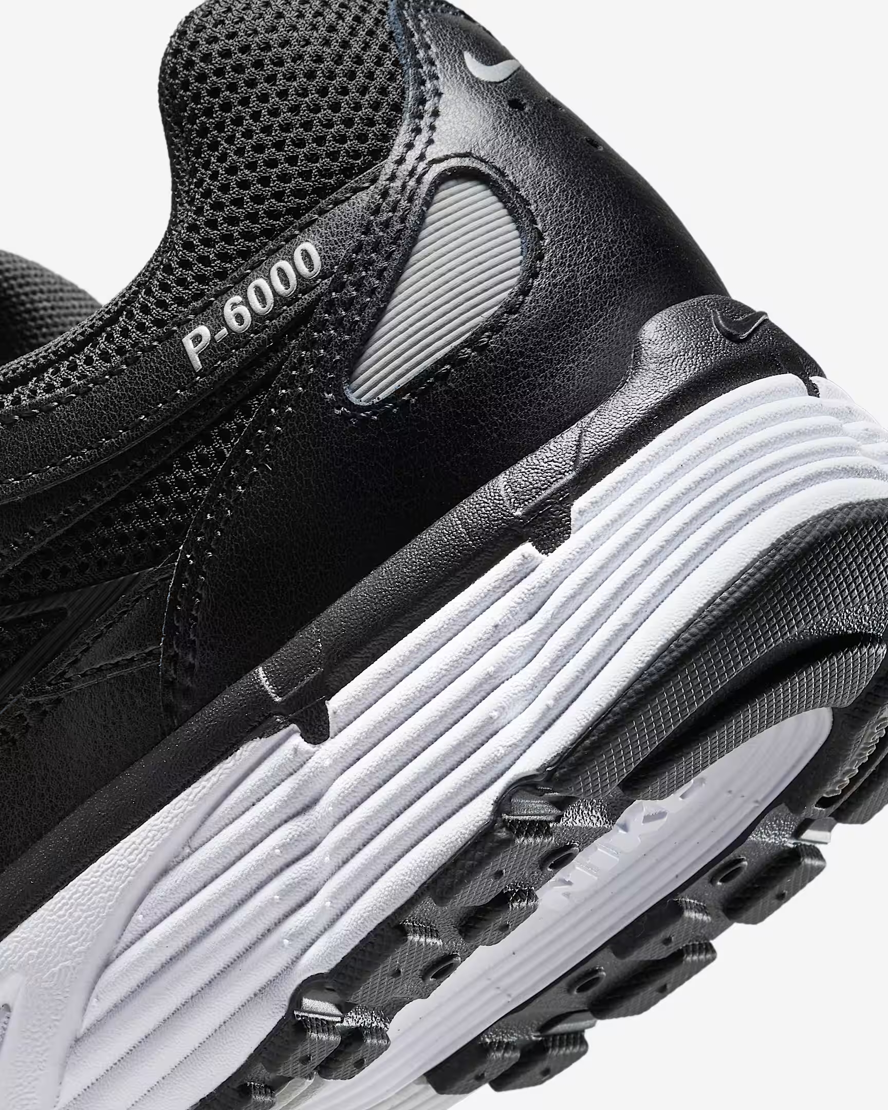 МУЖСКИЕ КРОССОВКИ NIKE P-6000 (CD6404-026)