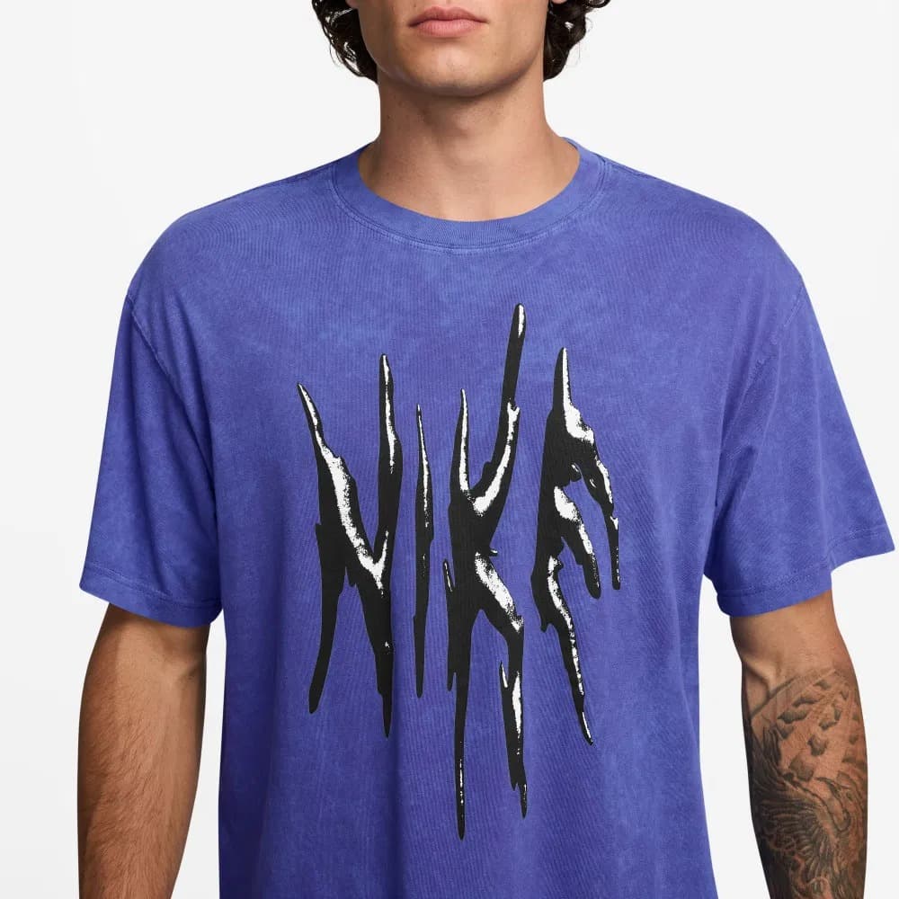 МУЖСКАЯ ФУТБОЛКА NIKE TEE M90 STREETBALL (HV6692-510)