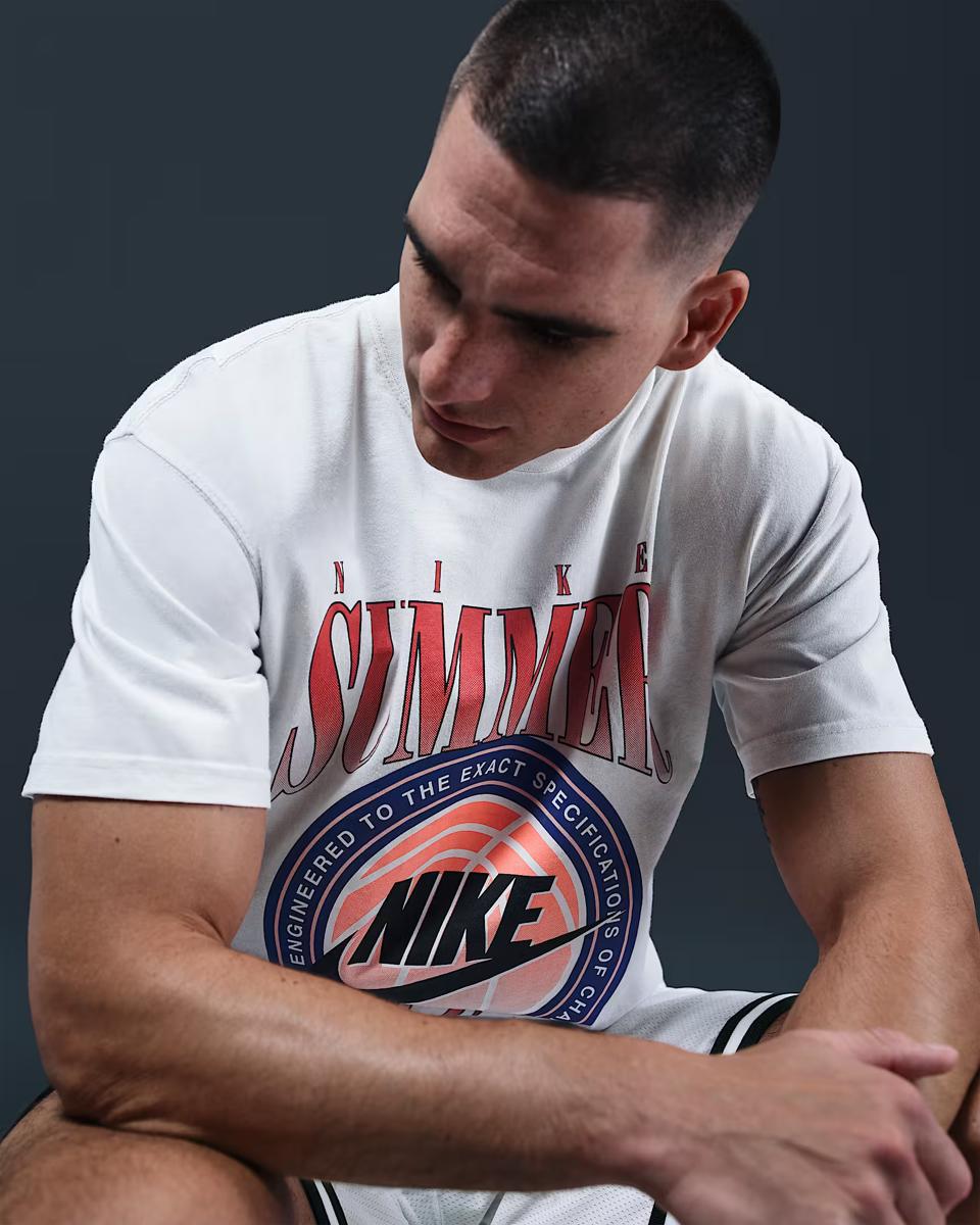 МУЖСКАЯ ФУТБОЛКА NIKE TEE M90 OC SU25 (HJ3434-025)