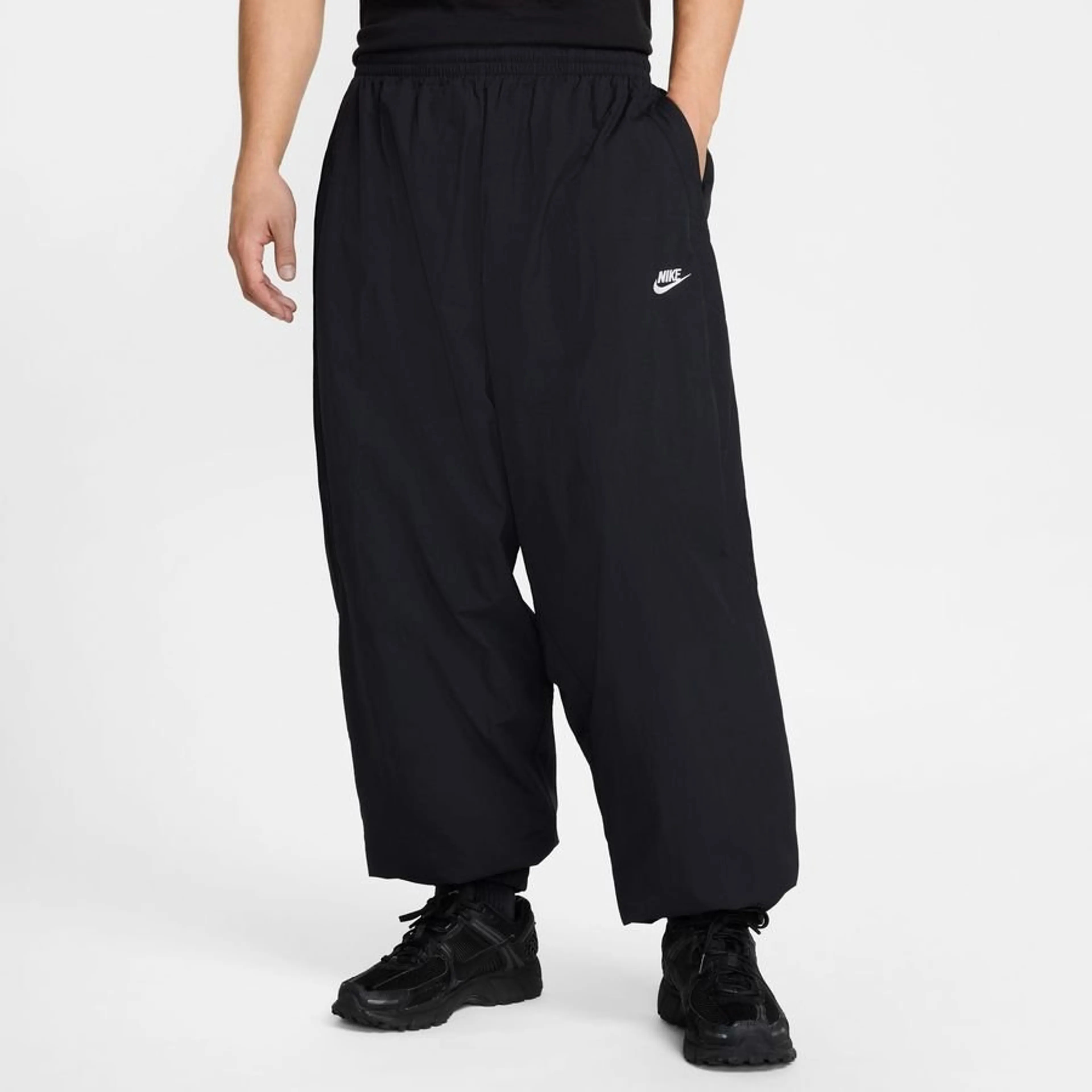 ЧОЛОВІЧІ ШТАНИ NIKE CLUB WVN TRK PANT OS (HQ6114-010)