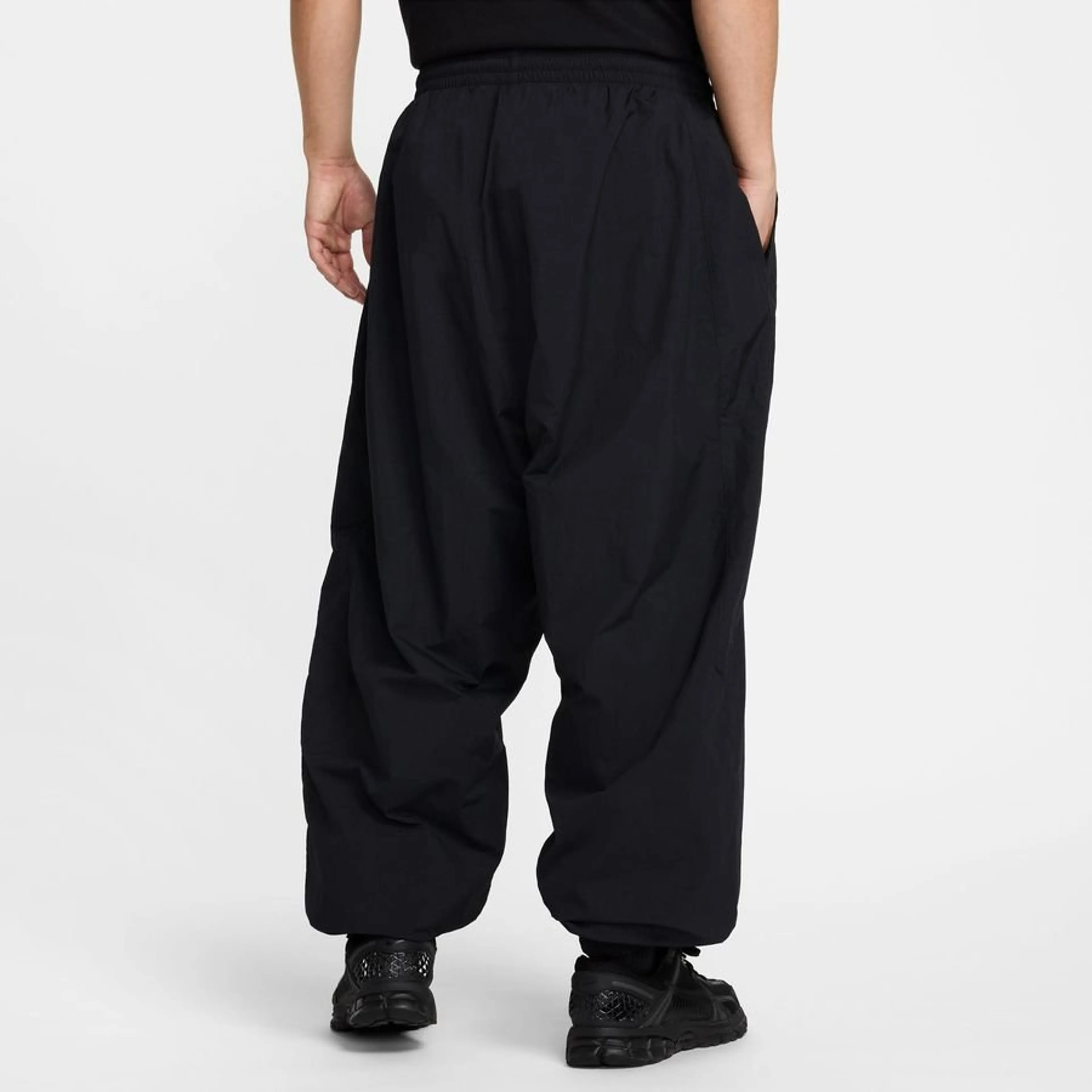 ЧОЛОВІЧІ ШТАНИ NIKE CLUB WVN TRK PANT OS (HQ6114-010)