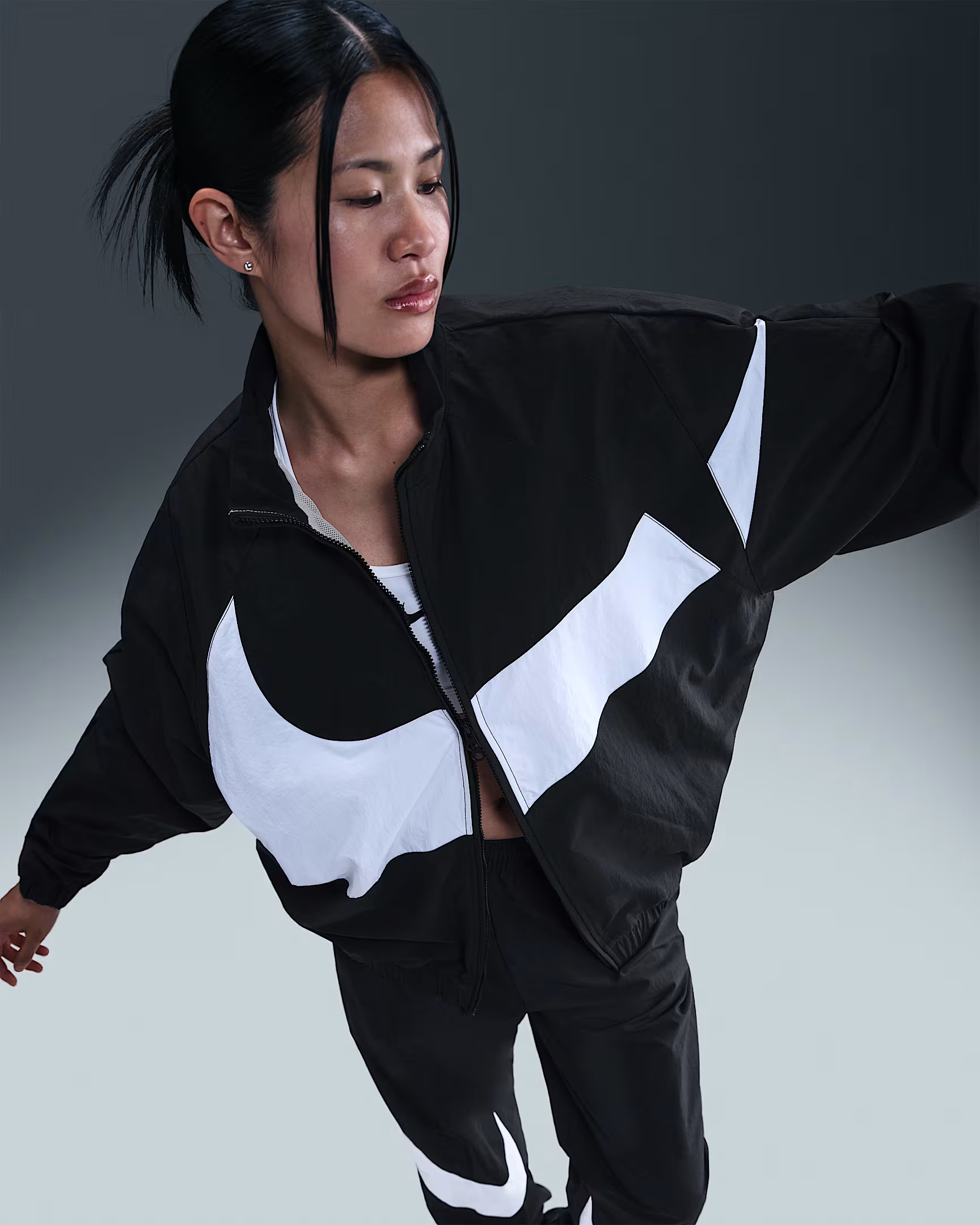 NIKE NSW LOGO OS TRACK JKT WOMEN'S WINDBREAKER (HV4107-010)