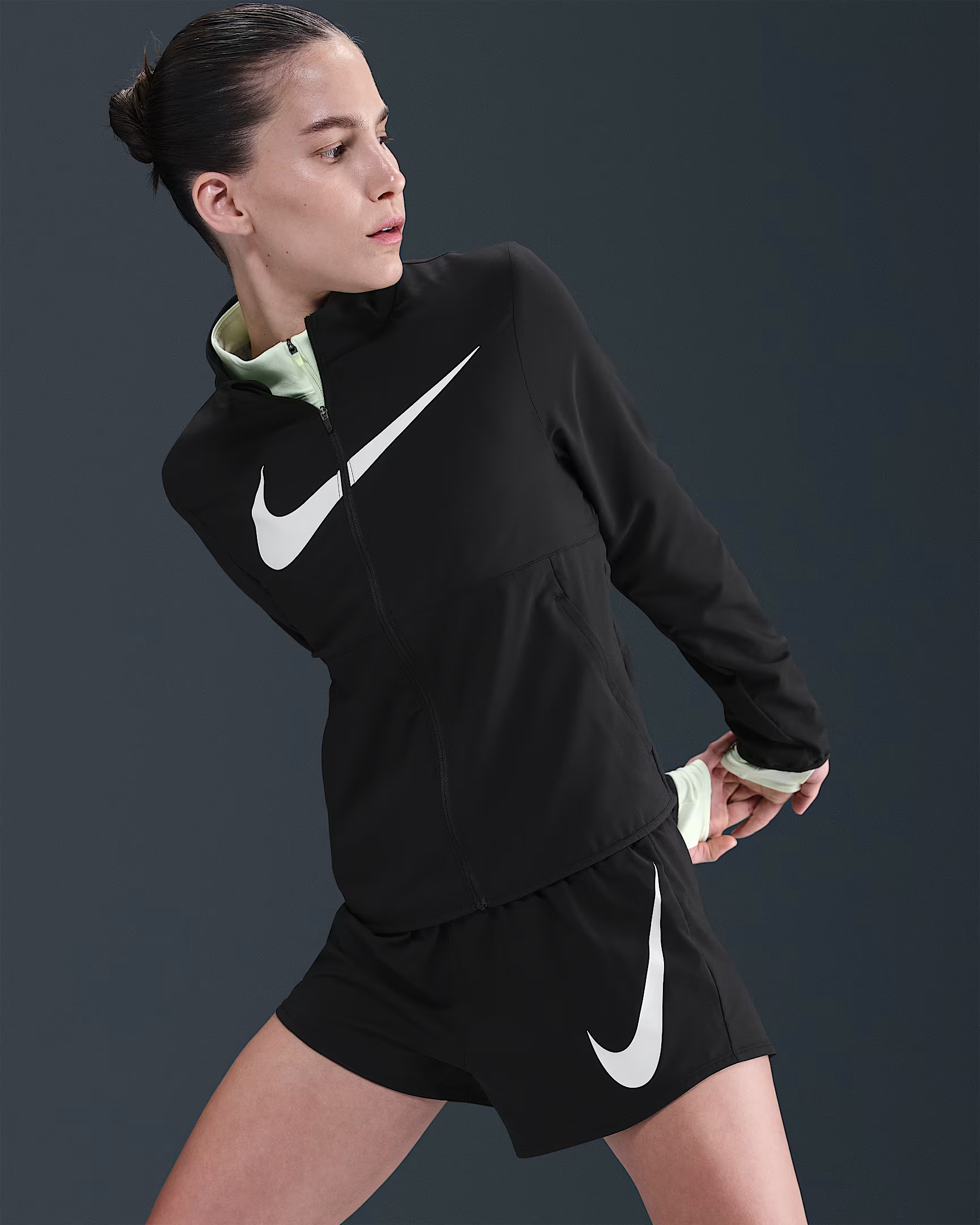WOMEN'S WINDBREAKER NIKE TEMPO SWSH HBR DF JKT (HV2647-010)