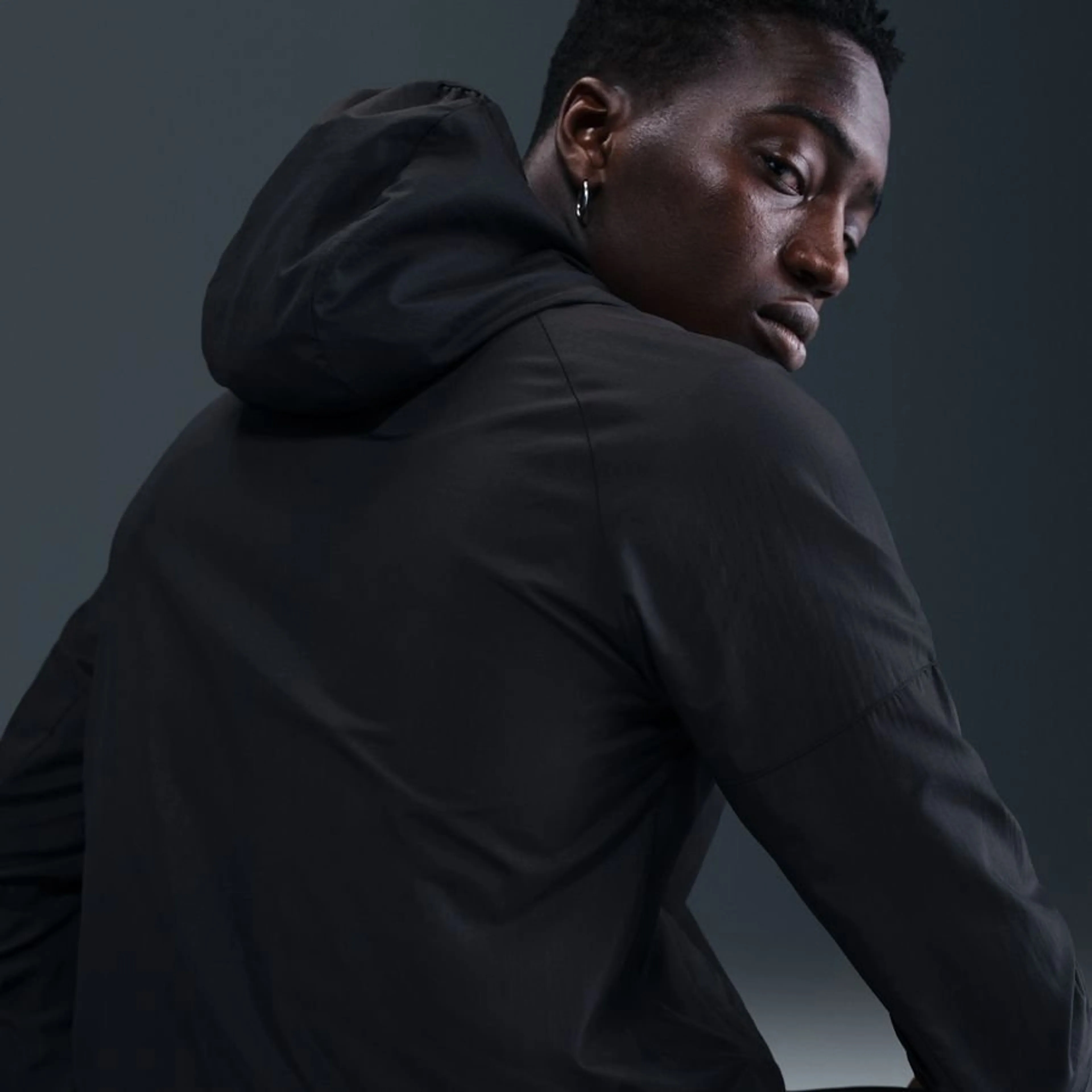 ЧОЛОВІЧА ВІТРОВКА NIKE NSW CS RUN JKT (IH4289-010)