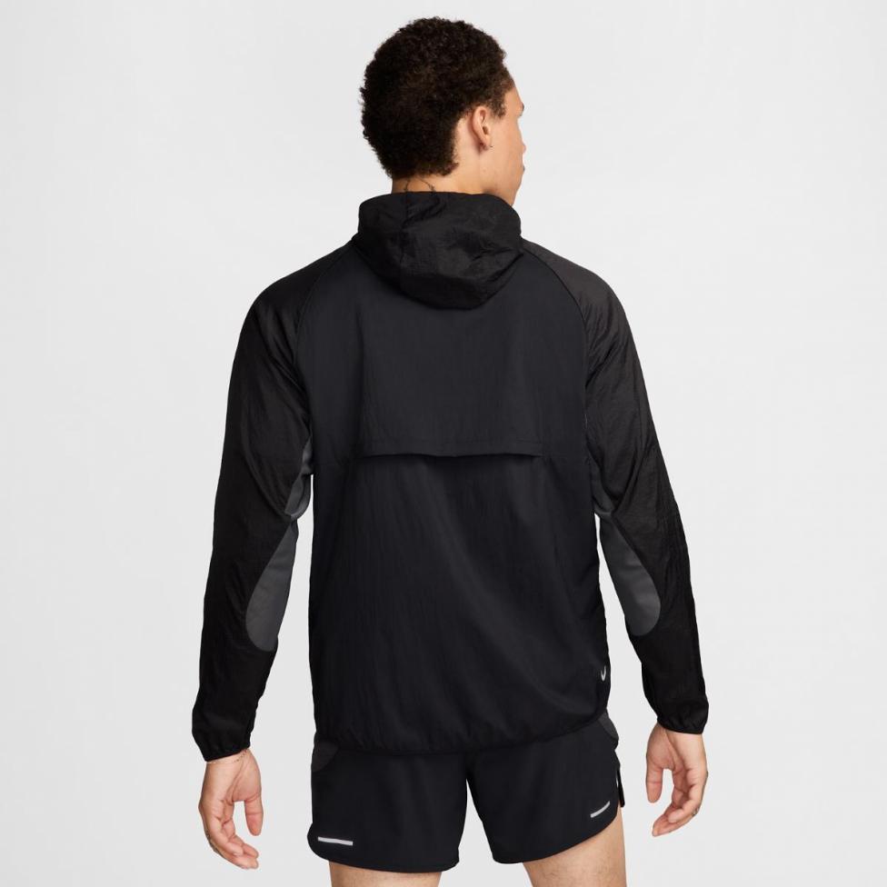 ЧОЛОВІЧА ВІТРОВКА NIKE TRAIL AIREEZ JKT (FN4002-010)