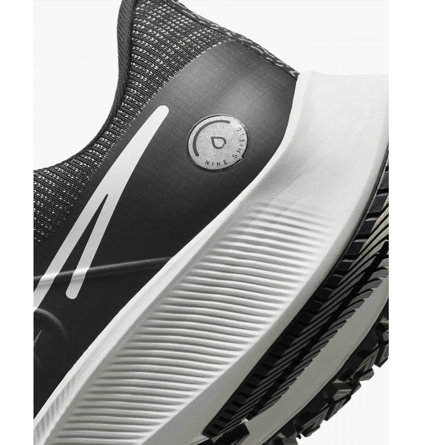 ЧОЛОВІЧІ КРОСІВКИ NIKE REACT MILER 2 SHIELD (DC4064-001)